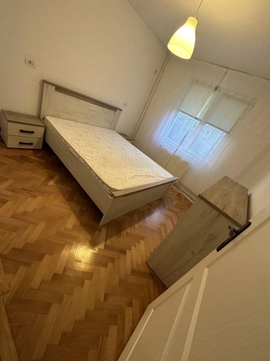 Apartament de 4 camere CU CENTRALA-Dristor