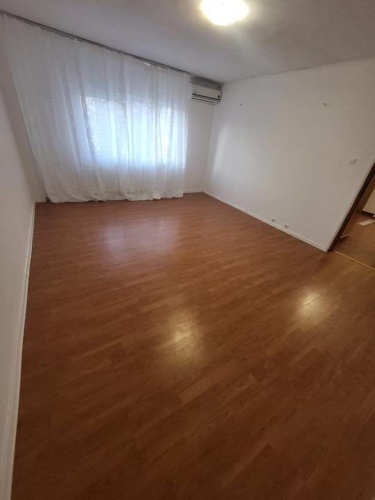 Apartament de 3 camere (150m Parc Sebastian )