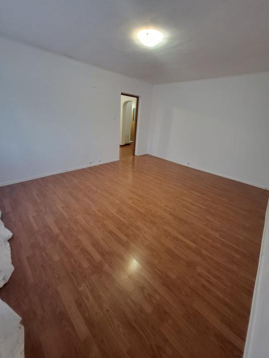 Apartament de 3 camere (150m Parc Sebastian )