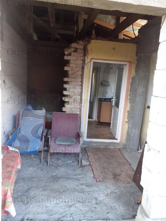 CASA la rosu , zona  Piata Saraca, Teren - 174 mp cu 11m la strada