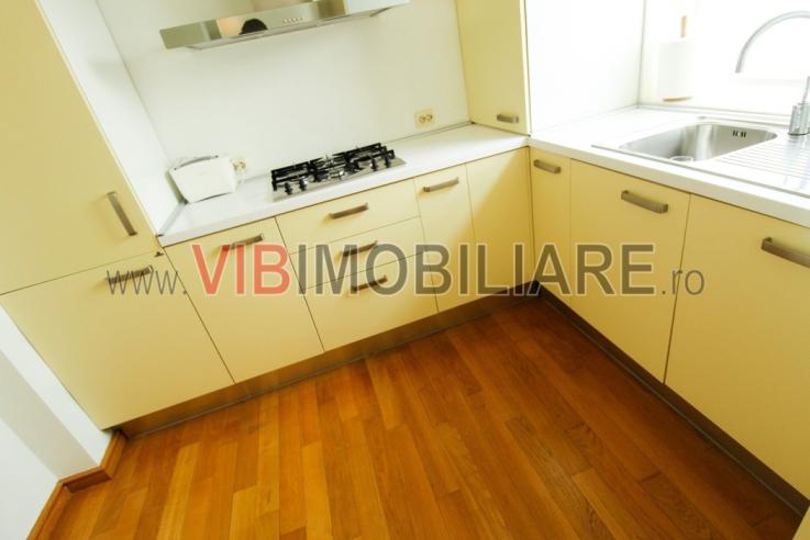 Decebal-Bld. Decebal-Piata Alba Iulia-3 camere-CENTRALA PROPRIE-stradal-renovat