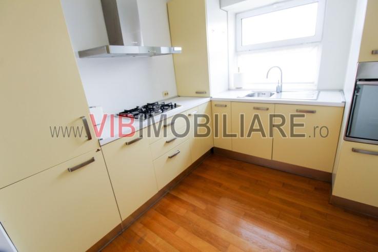 Decebal-Bld. Decebal-Piata Alba Iulia-3 camere-CENTRALA PROPRIE-stradal-renovat