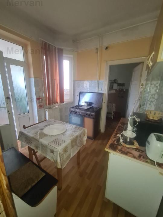 Apartament cu 3 camere de vânzare în Câmpina