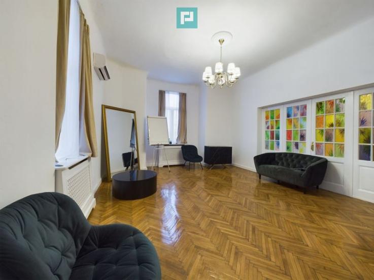 Apartament Central Renovat – Spațiu Generos la Piața Unirii