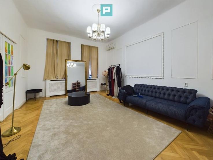 Apartament Central Renovat – Spațiu Generos la Piața Unirii