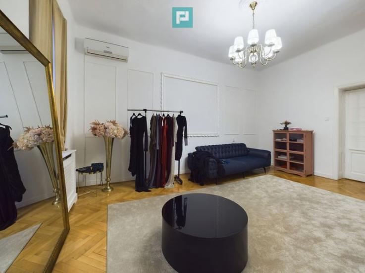 Apartament Central Renovat – Spațiu Generos la Piața Unirii