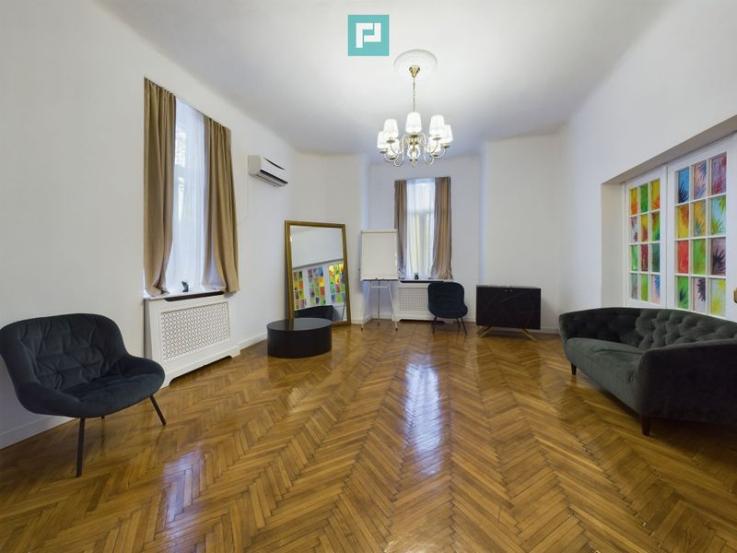 Apartament Central Renovat – Spațiu Generos la Piața Unirii