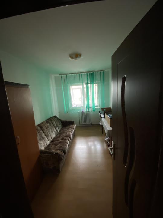 Apartament 3 camere decomandat Cantemir