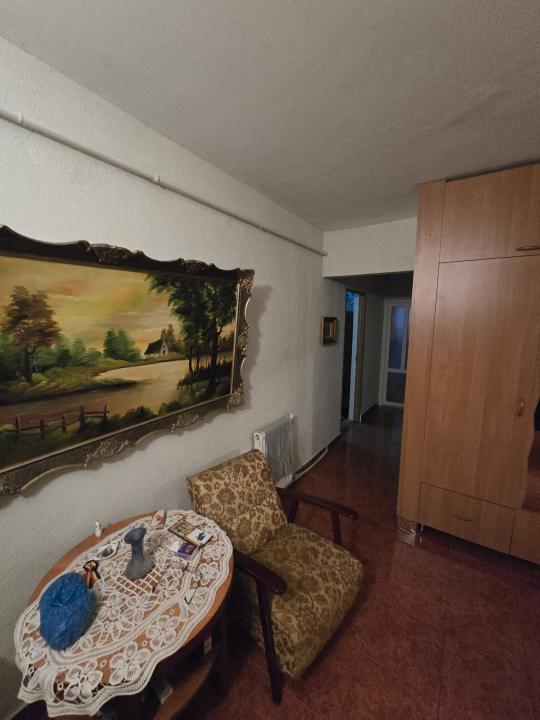 Tigarete. Apartament 3 camere 2 bai. Etaj 4 din 8. 82 mp