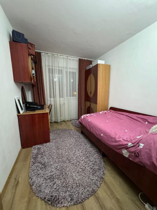 Apartament 4 camere . Etaj 1. Alexandru cel bun.