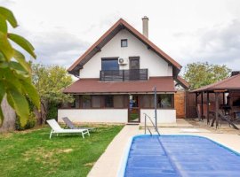 Vilă cu 5 dormitoare, 4 băi, 2 248mp teren, piscină. Preț: 229 000 Eur