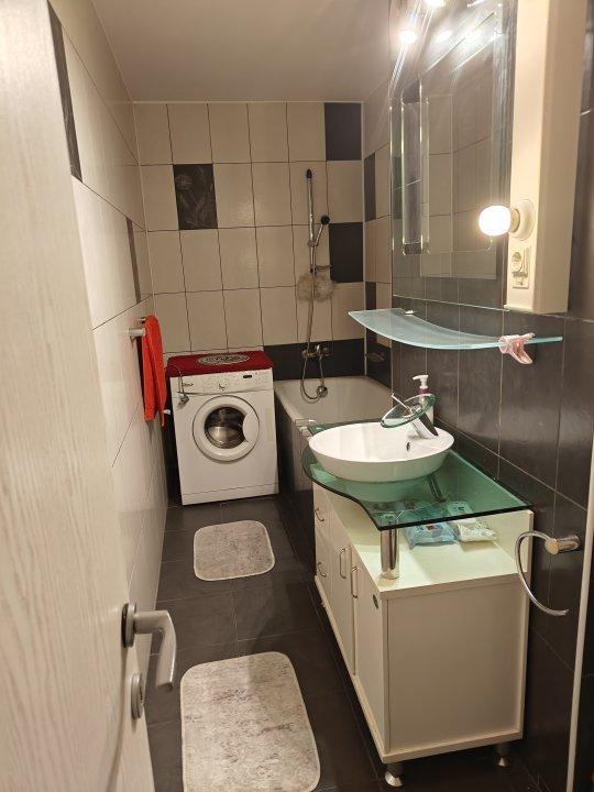 Inchiriez apartament 2 camere, zona Unirii, mobilat si utilat, decomandat