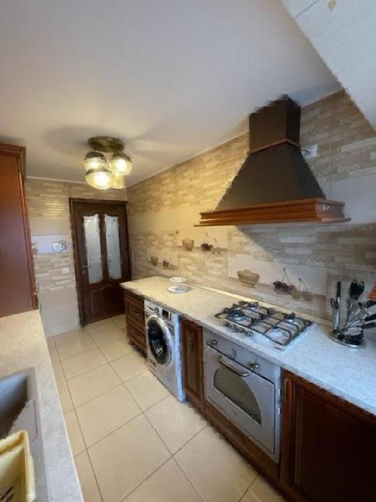 Inchiriez apartament 3 camere, zona Piata Alba Iulia, decomandat, centrala si loc de parcare