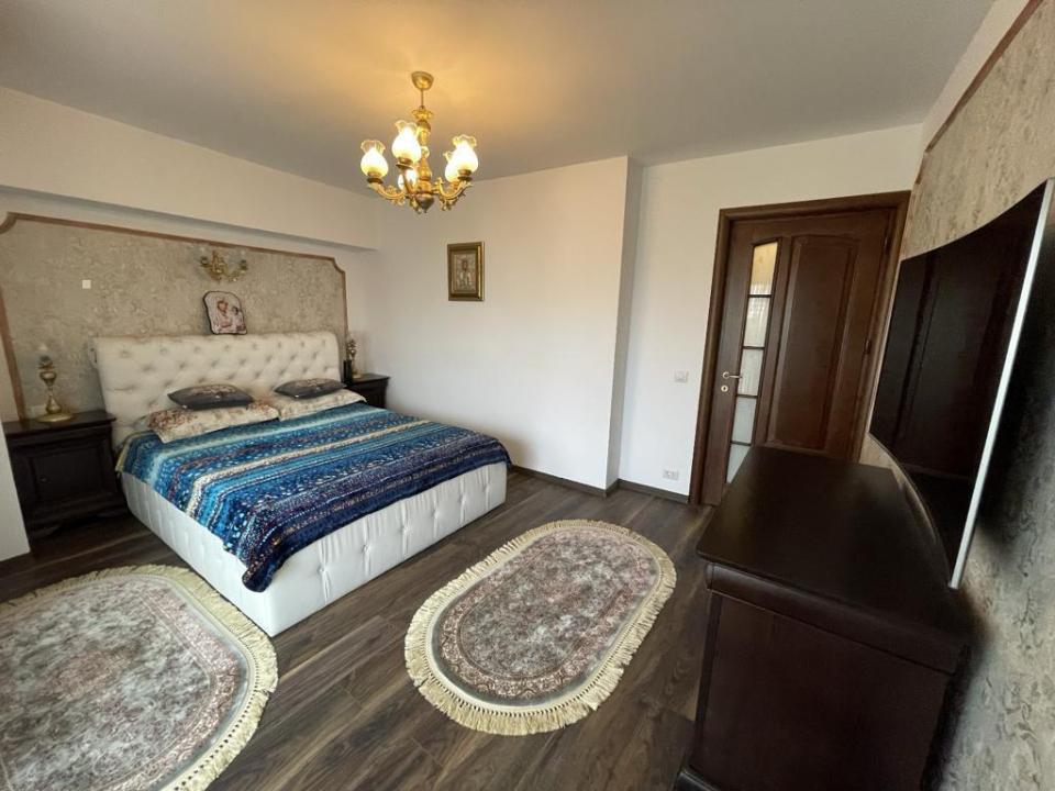 Inchiriez apartament 3 camere, zona Piata Alba Iulia, decomandat, centrala si loc de parcare