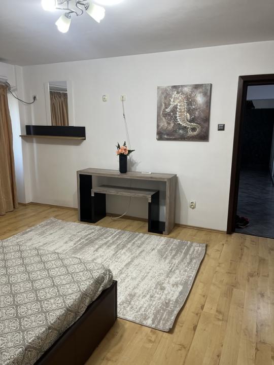 Inchiriez apartament 2 camere, zona Decebal, mobilat si utilat complet, boiler, vedere pe Bulevard