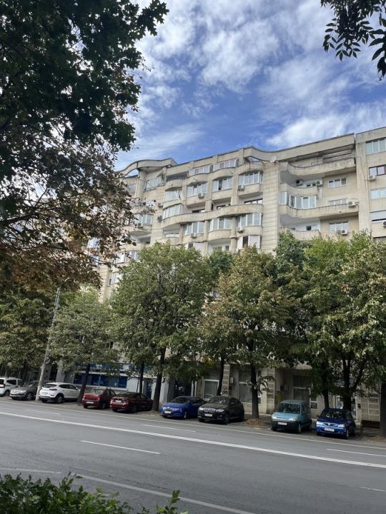 Inchiriez apartament 2 camere, zona Decebal, mobilat si utilat complet, boiler, vedere pe Bulevard