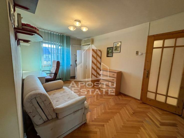 Apartament cu 3 camere, centrala proprie, Zona Soarelui