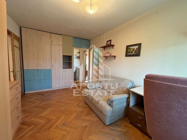 Apartament cu 3 camere, centrala proprie, Zona Soarelui