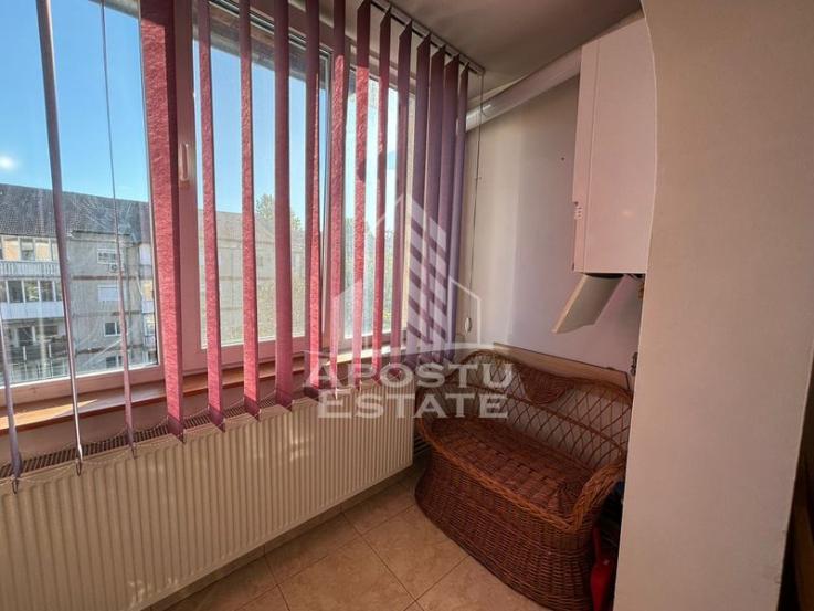 Apartament cu 3 camere, centrala proprie, Zona Soarelui