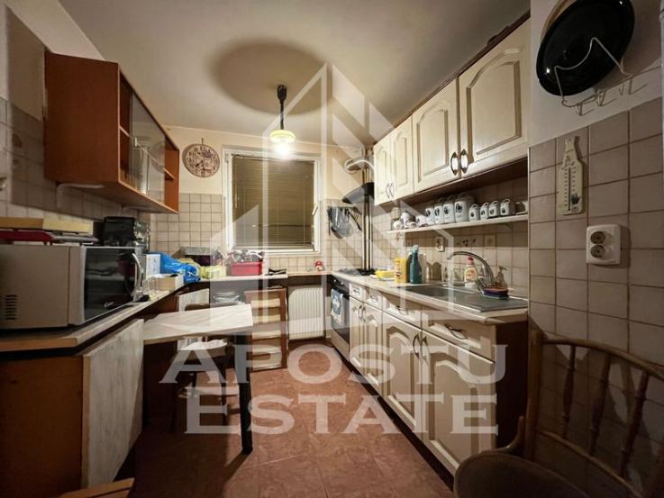 Apartament 2 camere, decomandat, etaj intermediar, zona Dambovita