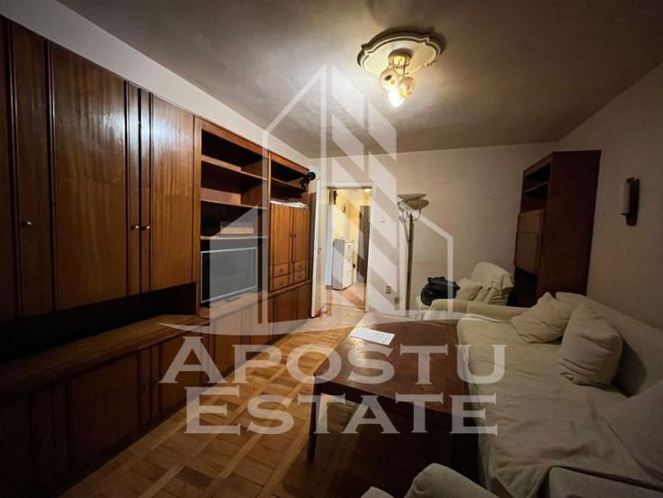 Apartament 2 camere, decomandat, etaj intermediar, zona Dambovita