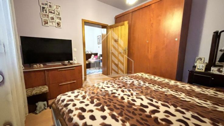 Casa cu 6 camere, 200 mp, 2 fronturi, Zona Mehala