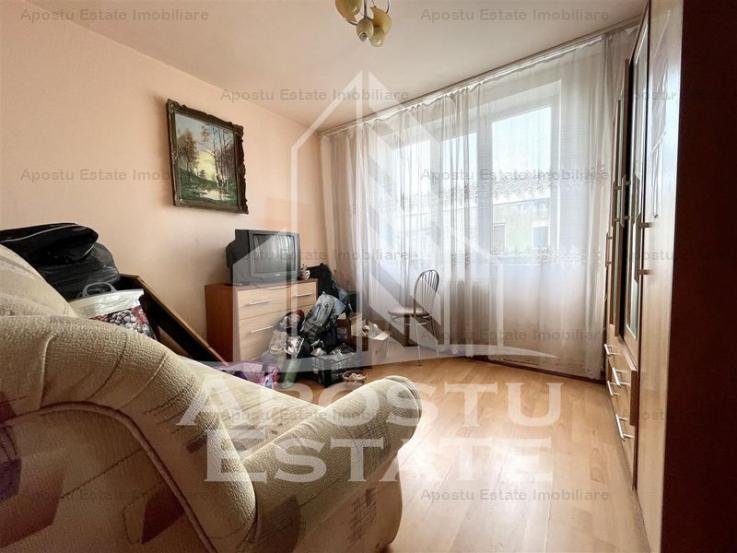 Apartament decomandat cu 3 camere, centrala proprie, zona Sagului