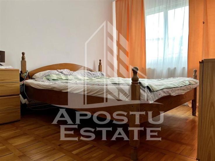 Apartament cu 3 camere, decomandat, zona Dambovita