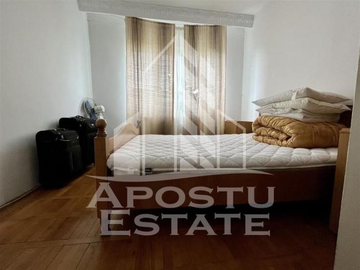 Apartament cu 3 camere, decomandat, zona Dambovita