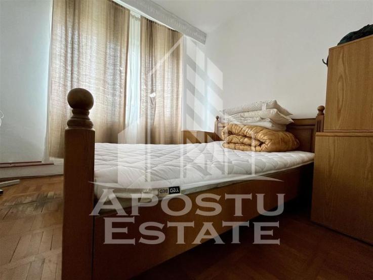 Apartament cu 3 camere, decomandat, zona Dambovita