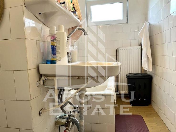 Apartament cu 3 camere, decomandat, zona Dambovita