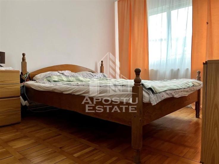 Apartament cu 3 camere, decomandat, zona Dambovita