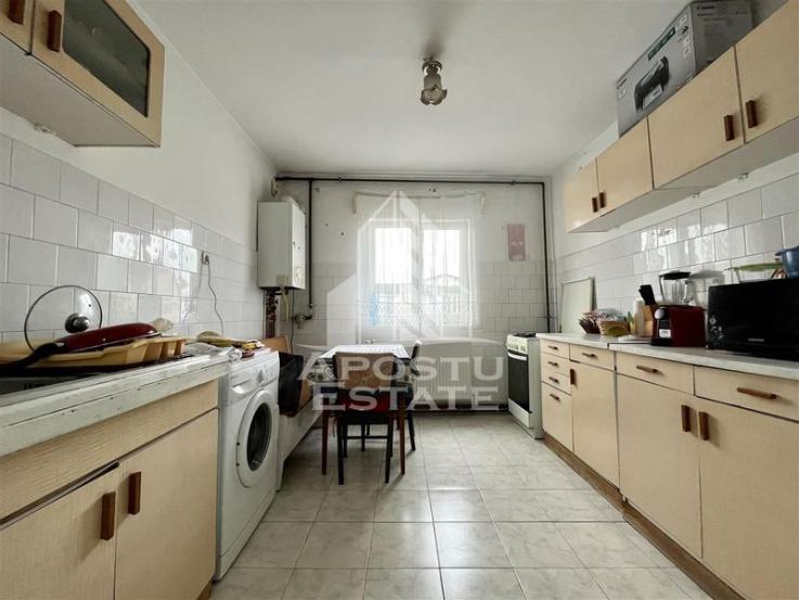 Apartament cu 3 camere, decomandat, zona Dambovita