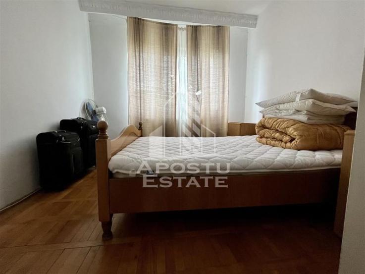 Apartament cu 3 camere, decomandat, zona Dambovita