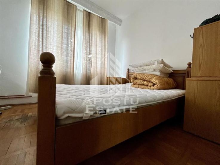 Apartament cu 3 camere, decomandat, zona Dambovita