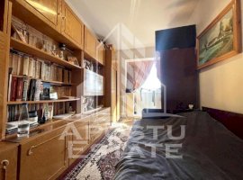 Apartament cu 3 camere, etaj intermediar, zona Sagului