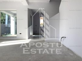 Jumatate de duplex cu 5 camere, despartit prin camera tehnica