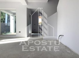 Jumatate de duplex cu 5 camere, despartit prin camera tehnica