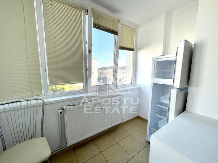 Apartament cu 3 camere, decomandat, zona Girocului