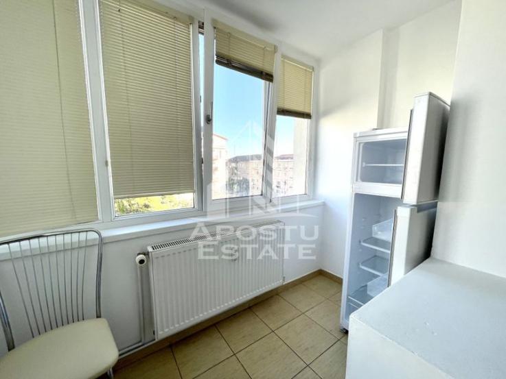 Apartament cu 3 camere, decomandat, zona Girocului