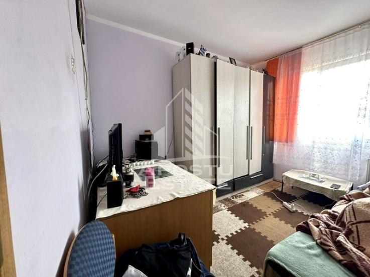 Apartament cu 3 camere, centrala proprie, zona Sagului