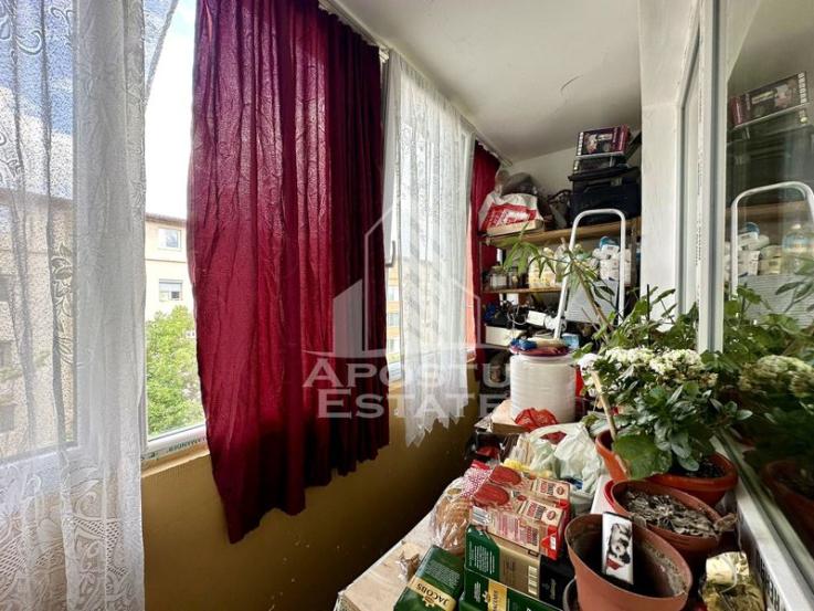 Apartament cu 3 camere, centrala proprie, zona Sagului