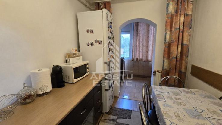 Apartament cu 2 camere, etaj 1, centrala proprie, zona Lipovei