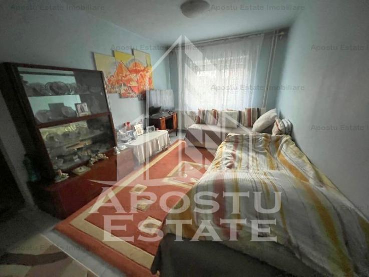 Apartament cu 3 camere si 2 bai, zona Aradului