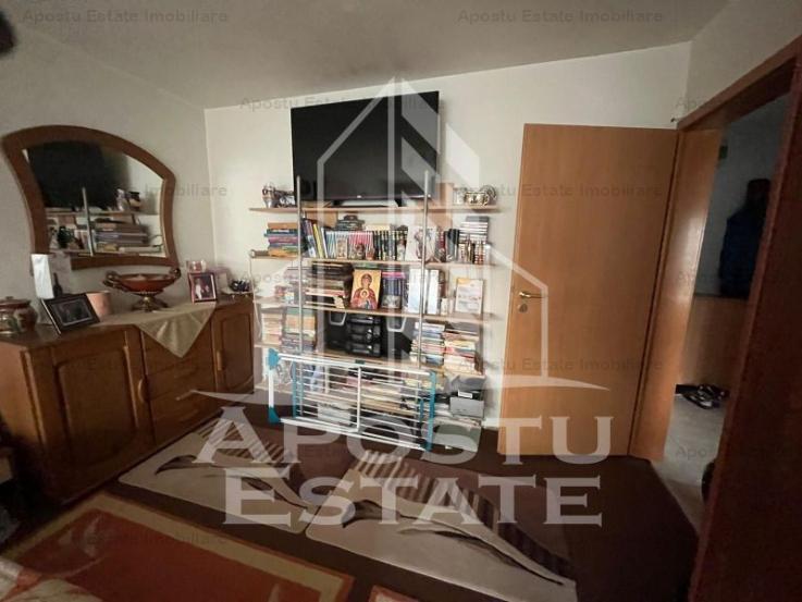 Apartament cu 3 camere si 2 bai, zona Aradului