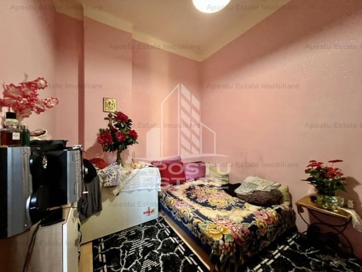 Apartament 3 camere, curte comuna, toate utilitatile, zona Lunei