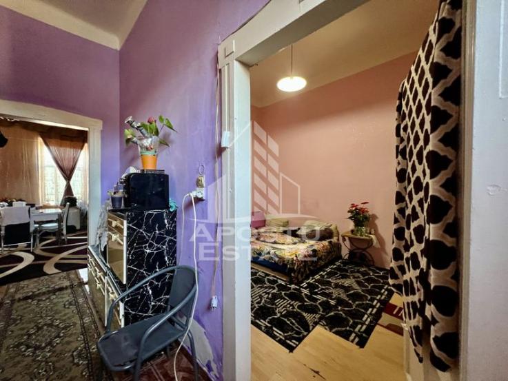 Apartament 3 camere, curte comuna, toate utilitatile, zona Lunei