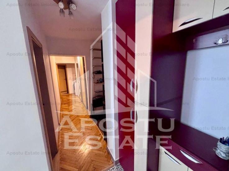 Apartament cu 3 camere, 2 bai, in zona Soarelui