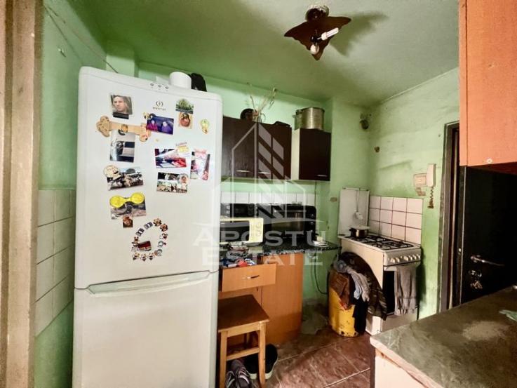 Apartament o camera, etaj 2, bloc anvelopat, Complexul Studentesc