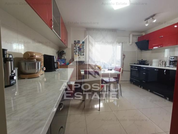 Apartament 4 camere, decomandat, 3 dormitoare, 2 bai, zona Fratelia.